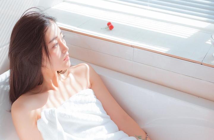男女一起差差差疼痛原因解析